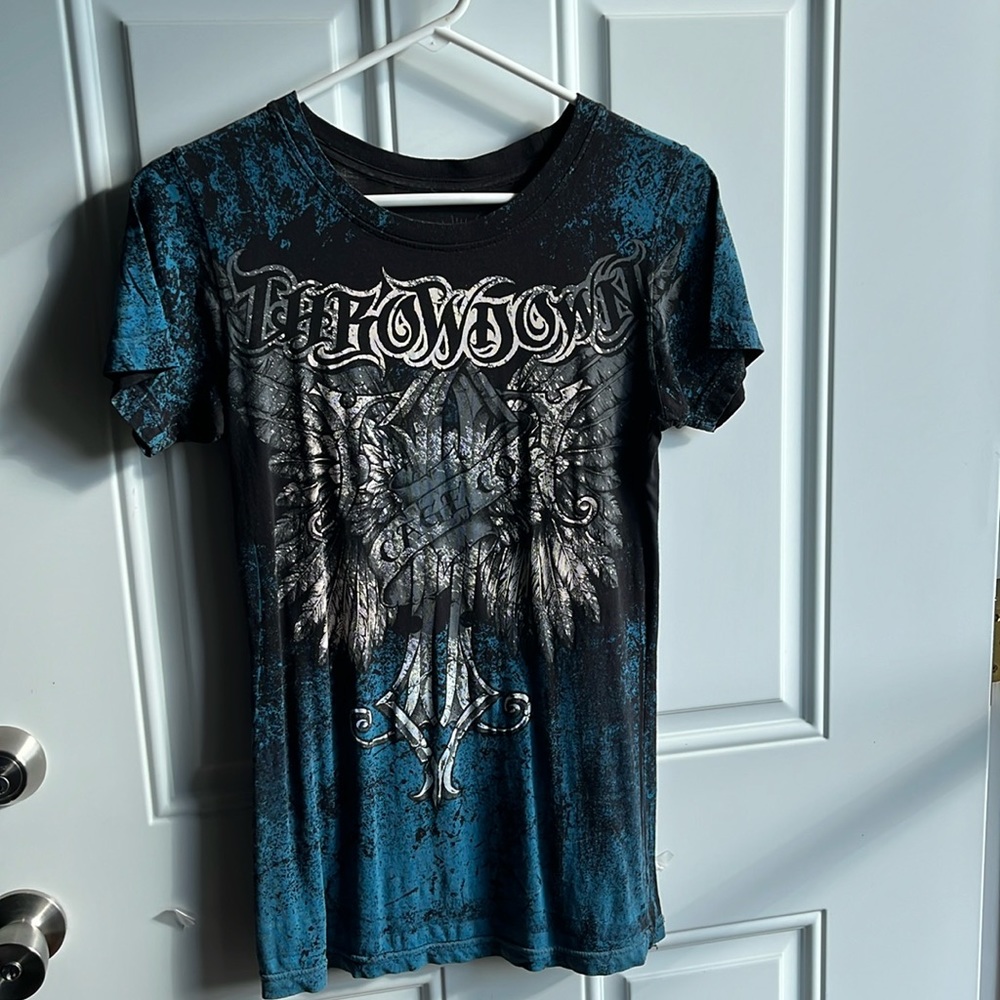 Excellent condition women’s short sleeve size Medium tee.